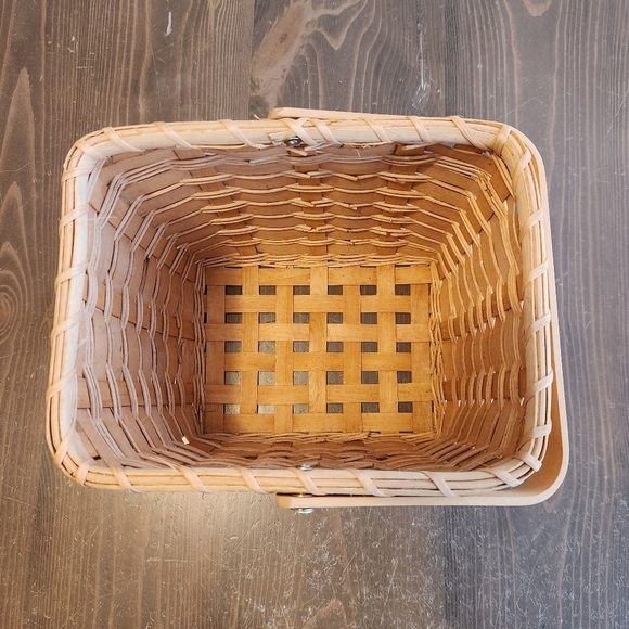 Mistletoe Christmas Basket With "Season's Greetings" Metal Riveted Sign On Front - Picture 9 of 10
